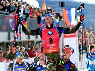 Simon Schempp sa raduje z titulu majstra sveta v pretekoch s hromadným štartom.