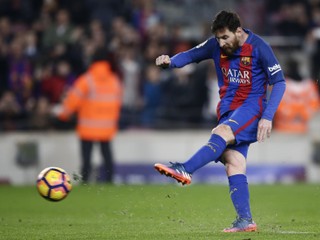 Barcelona takmer remizovala s nováčikom, o jej výhre rozhodol z penalty Messi