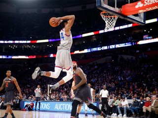 Giannis Antetokounmpo z Východnej konferencie zakončuje na kôš.