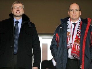 Na snímke z januára 2014 majiteľ futbalového klubu AS Monako Dmitrij Rybolovlev (vľavo) a monacký princ Albert II. pri sledovaní zápasu monackého mužstva.