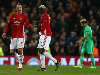 Na snímke hráči United, zlava Zlatan Ibrahimovič a Paul Pogba oslavujú gól v prvom zápase 16-finále Európskej ligy vo futbale Manchester United - AS St. Étienne vo štvrtok 16. februára 2017.
