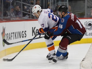 Bez ruského obrancu Nikitu Zadorova (vpravo) sa musí zaobísť klub zámorskej hokejovej NHL Colorado Avalanche až do konca aktuálnej sezóny.