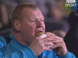 Brankár Suttonu sa na striedačke napchával, budú ho vyšetrovať