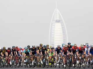 Na ilustračnej snímke je pelotón cyklistov počas v 3. etapy pretekov Okolo Dubaja z Dubaja do Al-Aquah (200 km) vo štvrtok 2. februára 2017.