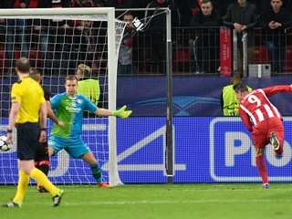 Fernando Torres (vpravo) strieľa štvrtý gól Atlética Madrid do siete Bayeru Leverkusen.