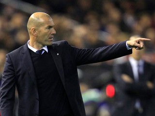 Tréner Realu Madrid Zinedine Zidane rozdáva pokyny svojim zverencom.