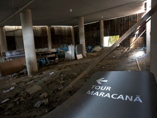 Slávny štadión Maracana je pár mesiacov po olympiáde zničený a vykradnutý