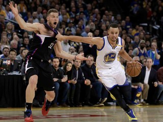 Stephen Curry (vpravo) predviedol ďalší famózny výkon.