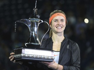 Jelina Svitolinová pózuje s víťaznou trofejou.