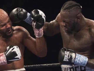 Deontay Wilder (vpravo) obhájil opasok organizácie WBC v superťažkej hmotnostnej kategórii.