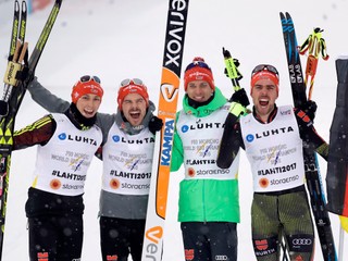 Kvarteto Björn Kircheisen, Eric Frenzel, Fabian Riessle a Johannes Rydzek oslavujú zisk zlatých medailí.