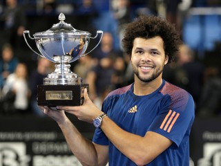 Jo-Wilfried Tsonga pózuje s víťaznou trofejou za triumf na turnaji v Marseille.