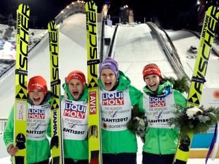 Pred objektívmi fotografov pózuje víťazné nemecké kvartero - zľava Carina Vogtová, Markus Eisenbichler, Andreas Wellinger a Svenja Würthová.