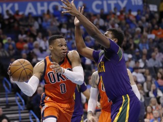 Russell Westbrook (vľavo) žiaril aj v zápase proti New Orleans.