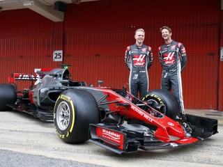 Vo farbách Haasu budú v budúcej sezóne jazdiť Romain Grosjean (vpravo) a Kevin Magnussen.
