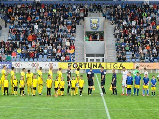 Futbalisti Michaloviec si na domácom trávniku zrejme tak skoro nezahrajú.