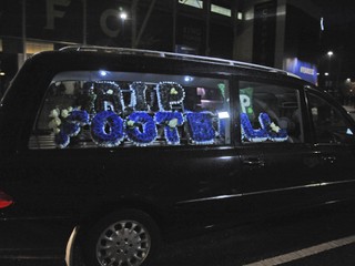 Niektorí fanúšikovia prišli na zápas na pohrebnom aute s nápisom "RIP FOOTBALL".