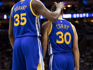 Kevin Durant utešuje Stephena Curryho.