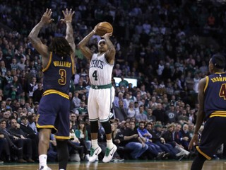 Basketbalisti Bostonu Celtics zdolali v zámorskej NBA v noci na štvrtok na domácej palubovke obhajcu Cleveland 103:99.