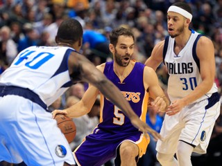José Manuel Calderón (v strede) v drese klubu NBA Los Angeles Lakers.