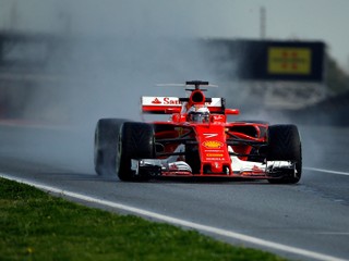 Úvodné testovania najlepšie zakončil Räikkönen, Hamilton mal problémy