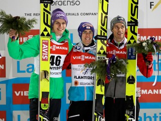 Uprostred rakúsky skokan na lyžiach Stefan Kraft, Andreas Wellinger (vľavo) a Piotr Zyla (vpravo).