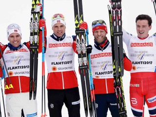 Nórski bežci na lyžiach v zložení Didrik Tönseth, Niklas Dyrhaug, Martin Johnsrud Sundby a Finn Haagen Krogh.