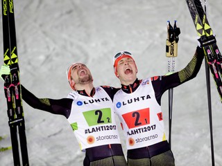 Nemeckí reprezentanti v severskej kombinácii Eric Frenzel a Johannes Rydzek triumfovali v piatkovom tímšprinte na MS v Lahti.