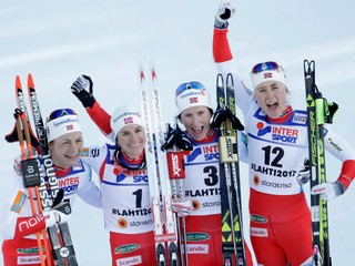Nórky ovládli beh na 30 km voľne, druhá sprava Marit Björgenová.