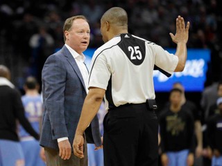 Mike Budenholzer máva s rozhodcami problémy pomerne často.