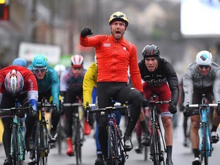 Colbrelli stavil na dlhý šprint a nečakane vyhral druhú etapu Paríž - Nice