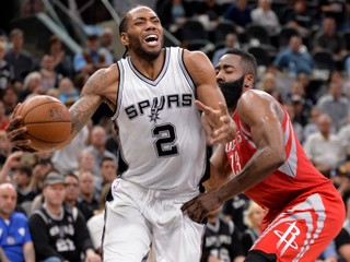 Kawhiho Leonarda (vľavo) len za cenu faulu zastavil aj taký hviezdny hráč NBA ako James Harden.