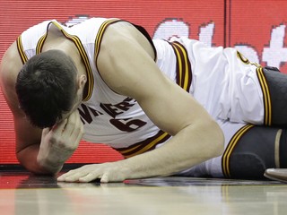 Hráč NBA prestúpil, v prvom zápase sa zranil a má po sezóne