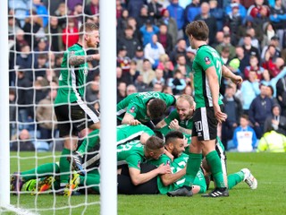 Hráči Lincoln City sa v FA Cupe postarali o prekvapenie. Na snímke sa tešia z gólu proti Burnley. Vo štvrťfinále ich čaká Arsenal Londýn.