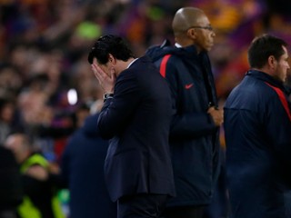 Tréner Paríža Saint Germain Unai Emery smúti po prehre s Barcelonou.