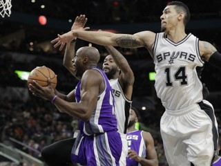 Danny Green (vpravo) zo San Antonia sa pokúša zablokovať v snahe o zakončenie Anthonyho Tollivera (vľavo) zo Sacramenta.
