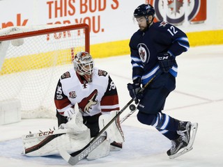 Drew Stafford (vpravo) si ešte koncom februára obliekal dres Winnipegu Jets.