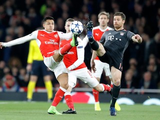 Xabi Alonso (vpravo) si v súčasnosti oblieka dres Bayernu Mníchov.