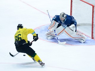 Daniel Brejčák zo Žiliny (vľavo) a brankár Nitry Eric Hartzell v zápase 51. kola hokejovej Tipsport Ligy medzi HK Nitra a MsHK Žilina.