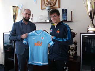Slovan podpísal profesionálny kontrakt so svojím sedemnásťročným futbalistom