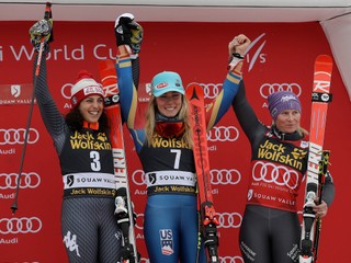Mikaela Shiffrinová (v strede) slávi svoje ďalšie víťazstvo.