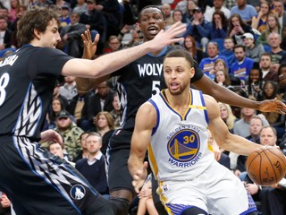 Ani dvadsaťšesť bodov Stephena Curryho (vpravo) Golden State k víťazstvu nepomohlo.