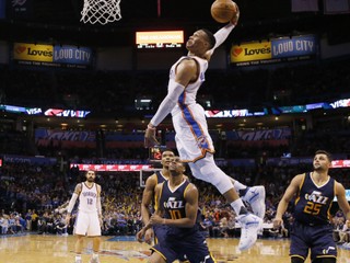 Russell Westbrook (vo výskoku) opäť potvrdil svoju výnimočnosť.