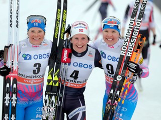 Tri najlepšie pózujú po pretekoch na 30 kilometrov - zľava druhá Krista Pärmäkoskiová, v streda víťazka Marit Björgenová a vpravo tretia Kerttu Niskanenová.