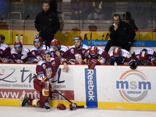 Hokejisti Dukly Trenčín po poslednom kole základnej časti smútili.