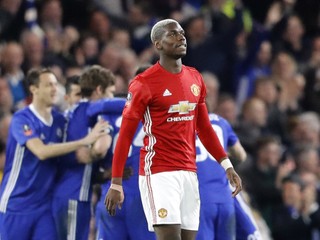 Paul Pogba prechádza okolo radujúcich sa hráčov Chelsea.