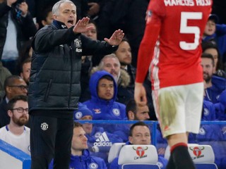 Futbalisti londýnskej Chelsea zdolali obhajcu trofeje Manchester United 1:0 gólom N´Gola Kantého z 51. minúty zápasu.