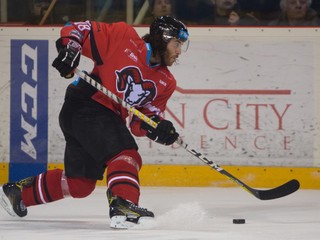 Na snímke Mathew Maione (Banská Bystrica) v zápase 46. kola hokejovej Tipsport ligy medzi HC'05 iClinic Banská Bystrica - HK Nitra.