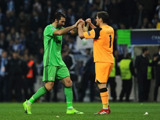 Iker Casillas (vpravo) a Gianluigi Buffon sú európskymi rekordérmi v počte reprezentačných zápasov.