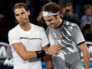 Rafael Nadal (vľavo) a Roger Federer.